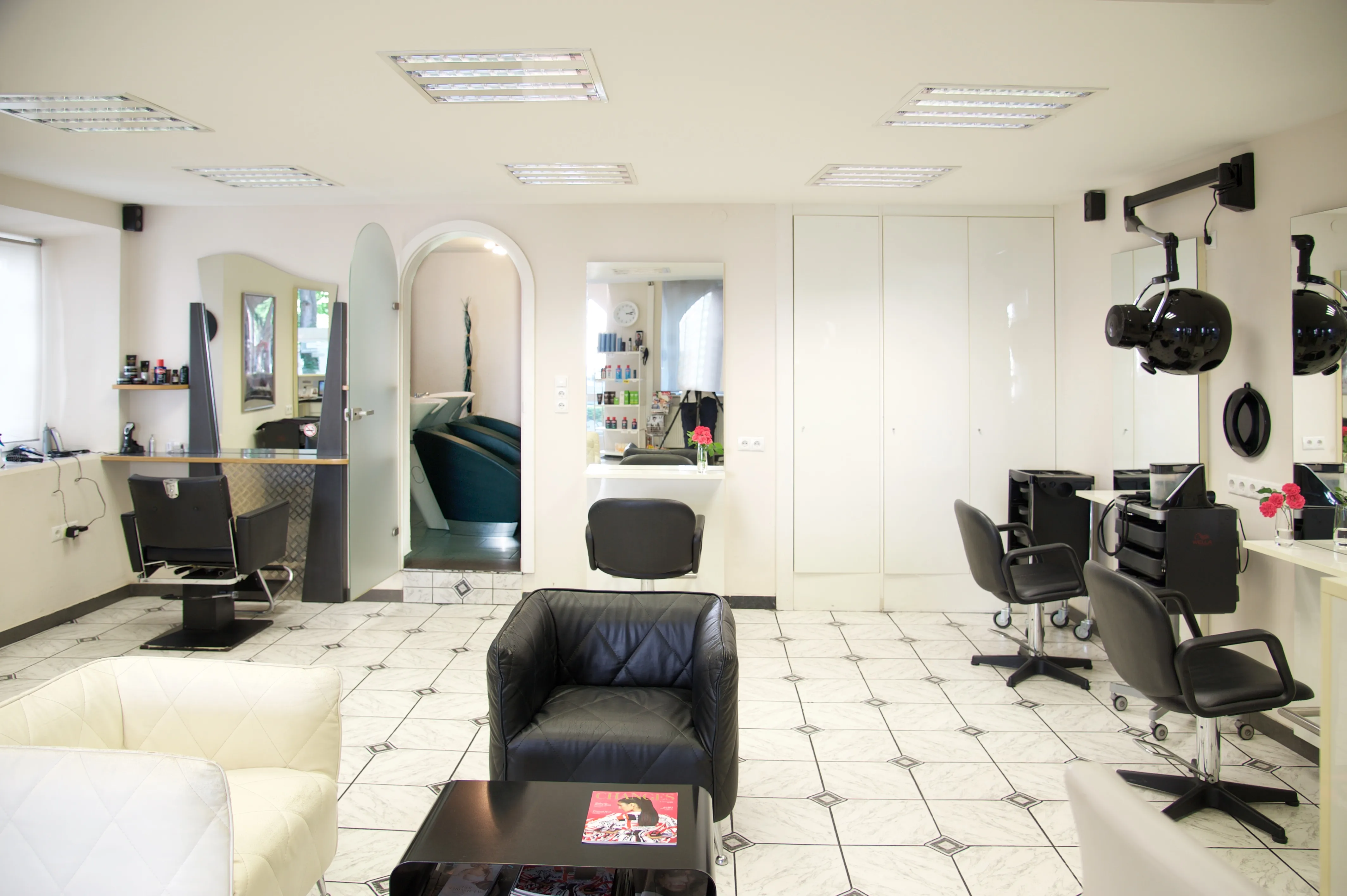Bedienplätze mit Spiegeln im Salon Florida