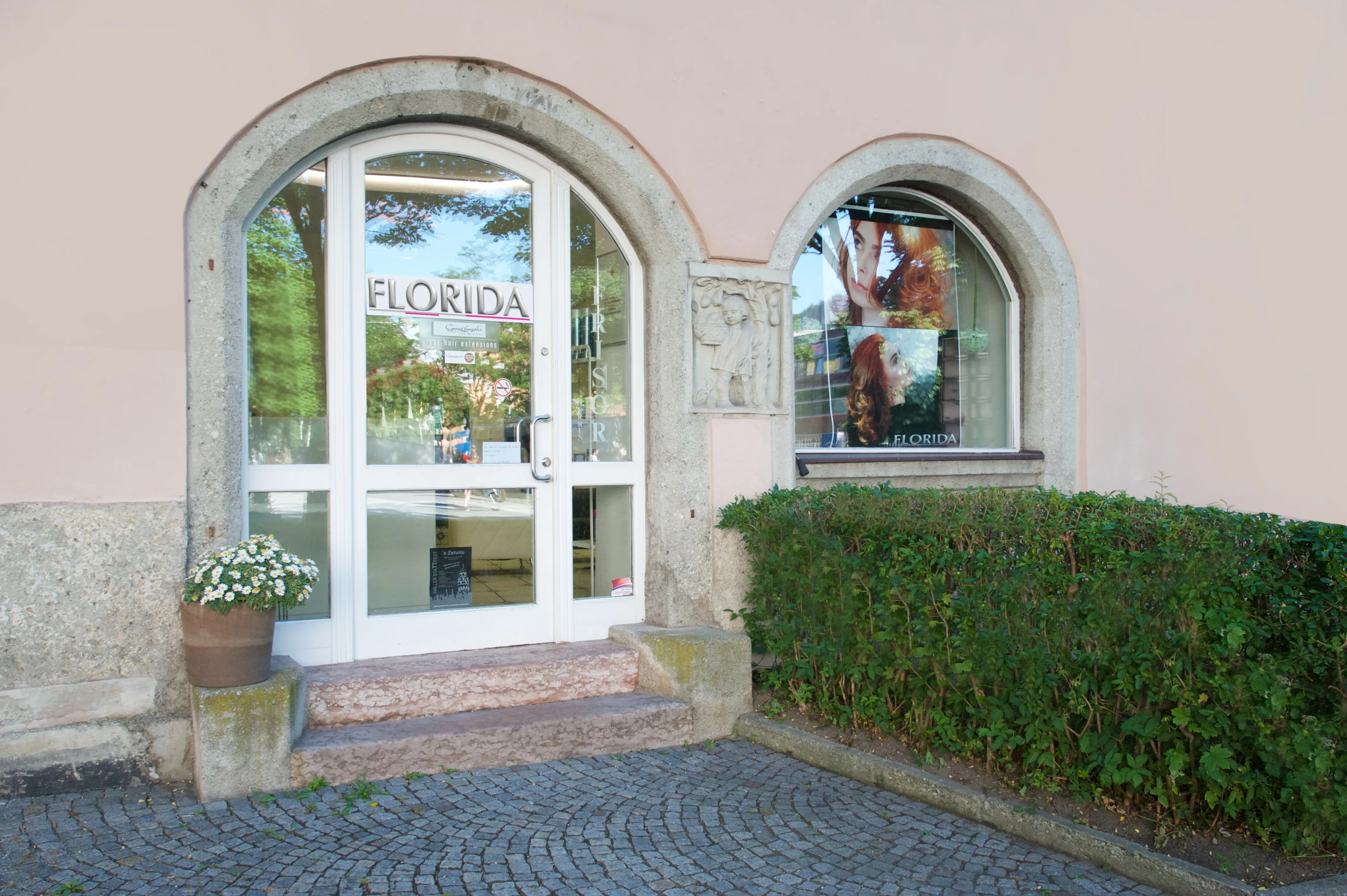 Eingang des Salons Florida am Stadtgraben in Hall in Tirol